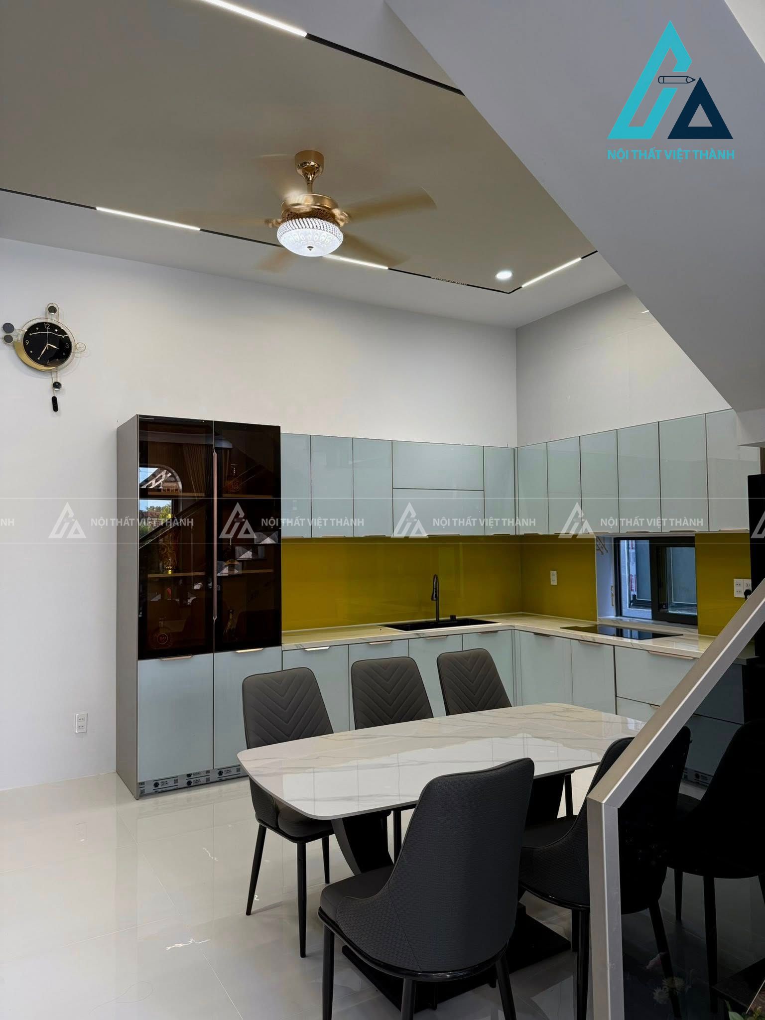 Nhà bếp hướng Tây Bắc tone xanh- vàng- xám hiện đại