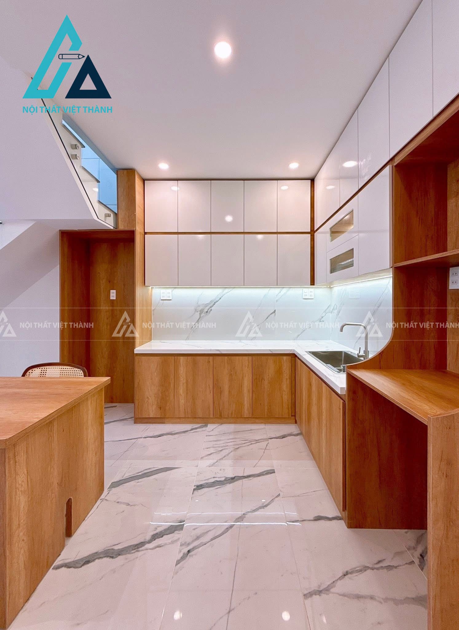 Nha bếp  nội thất gỗ vàng- trắng trẻ trung