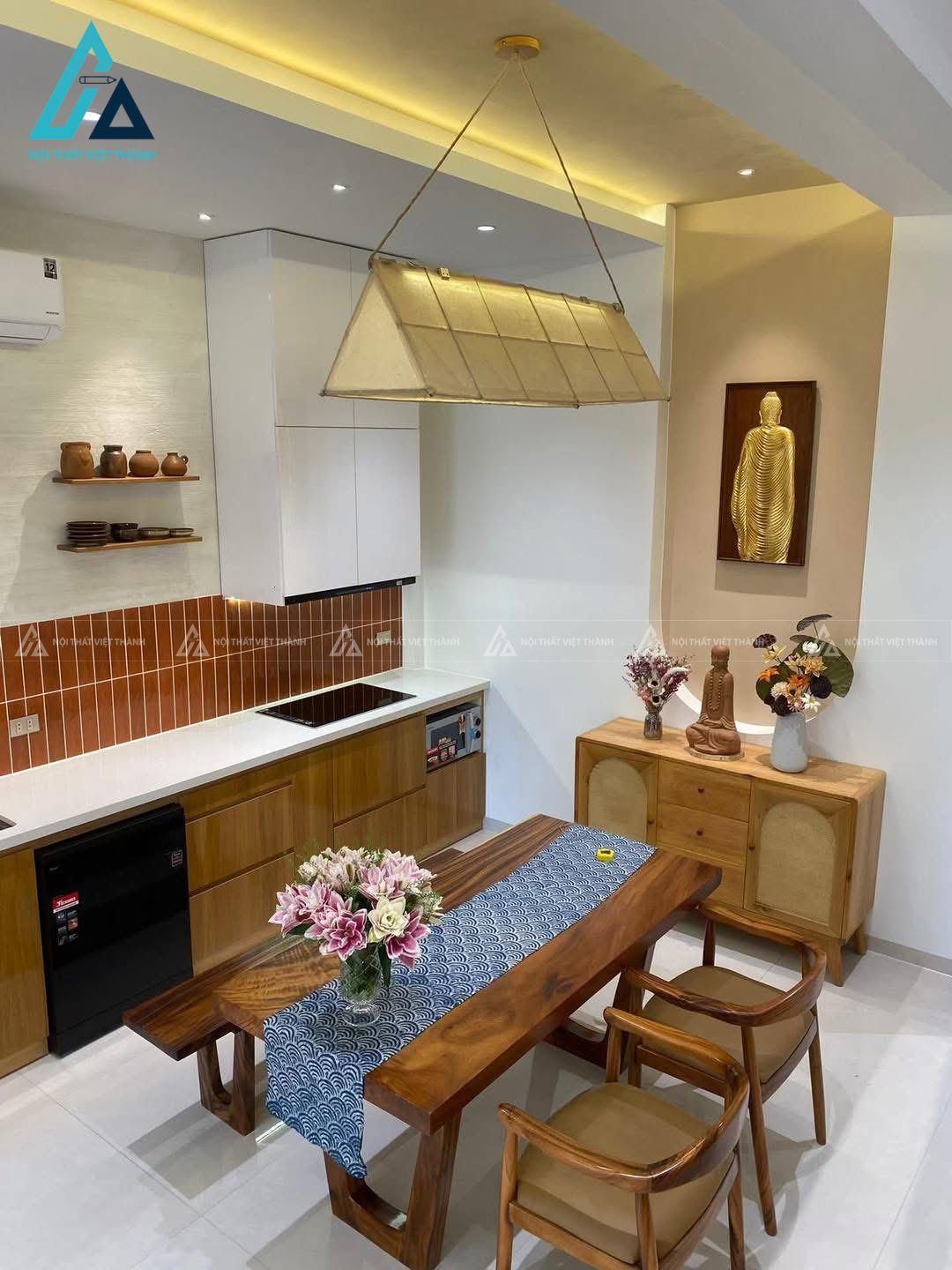 Mẫu thiết kế nội thất nhà phố với nhà bếp màu trắng vàng ấm cúng