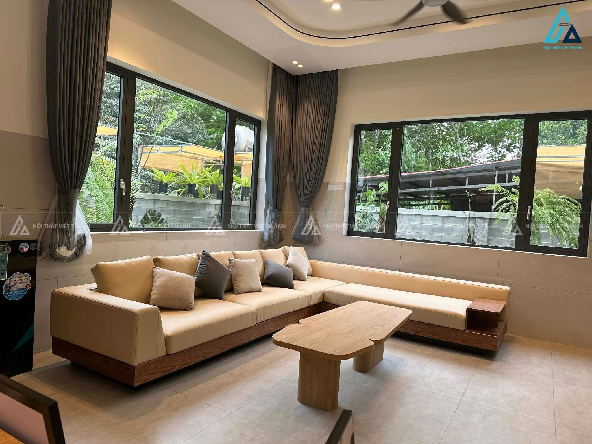 Mẫu thiết kế nội thất nhà phố với phòng khách có sofa gỗ với đệm dày