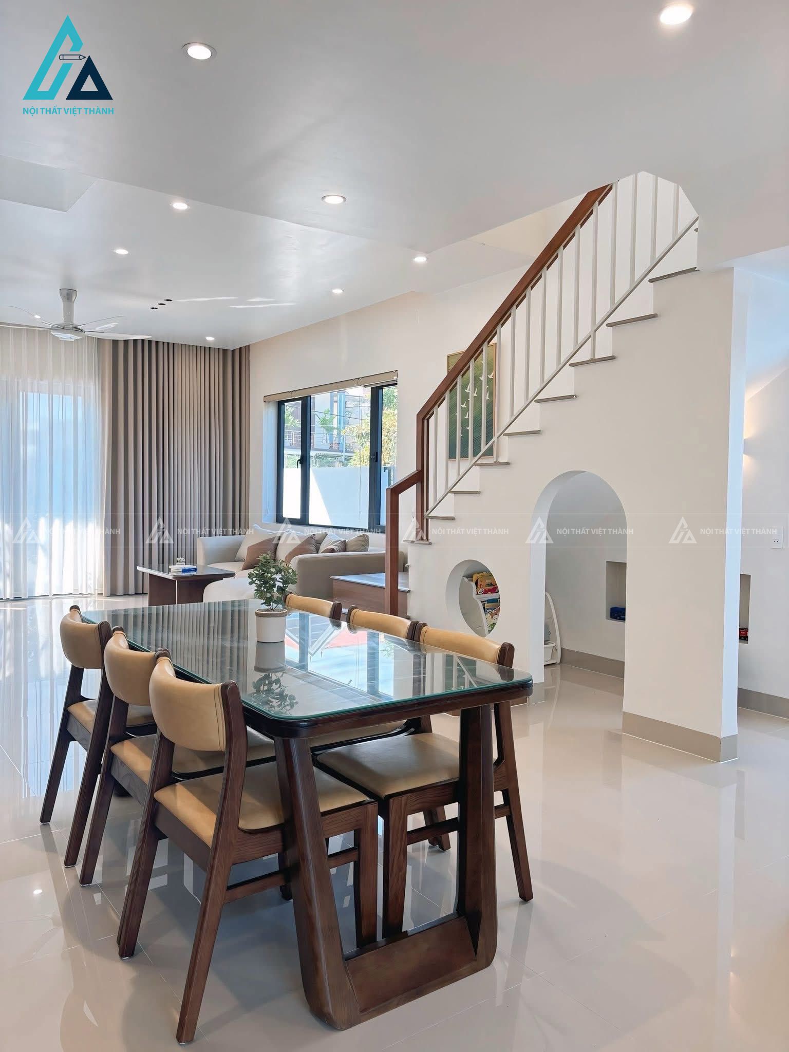 Mẫu thiết kế nội thất nhà phố với thiết kế mở giúp kết nối không gian đầy tự nhiên.