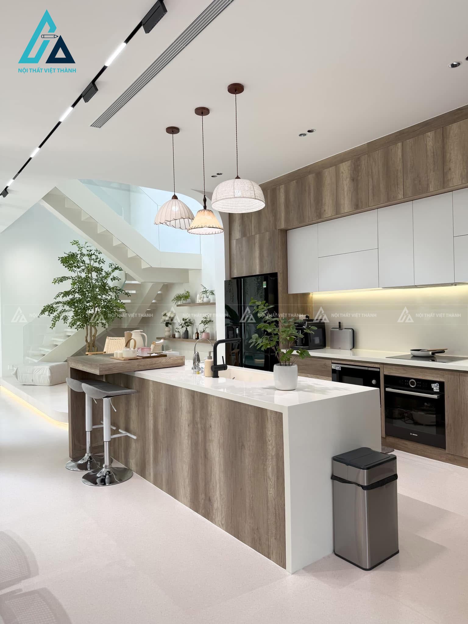 Mẫu thiết kế nội thất nhà phố với bếp rộng rãi có đảo bếp