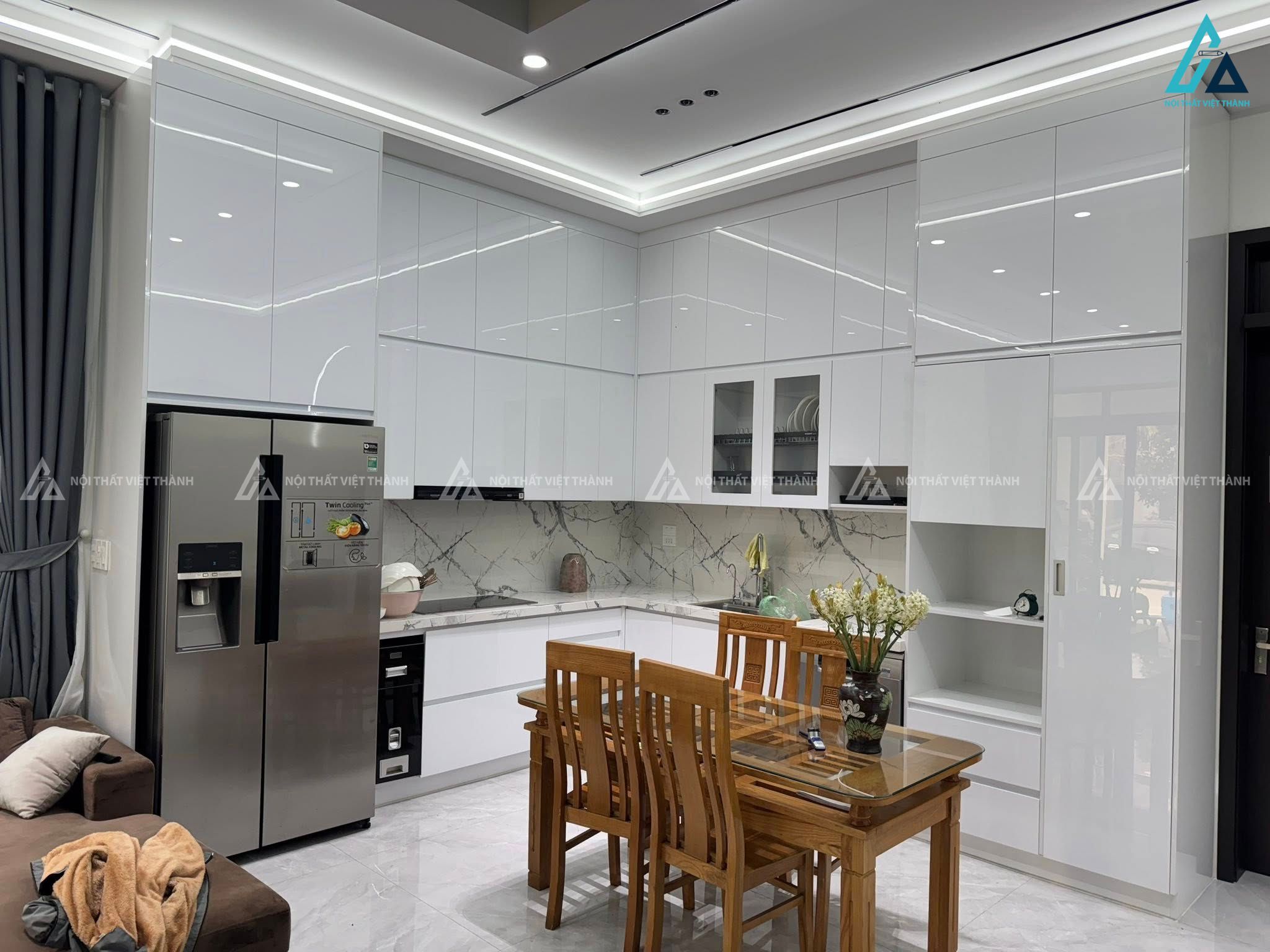Mẫu thiết kế nội thất phòng bếp màu trắng đơn giản nhưng hiện đại