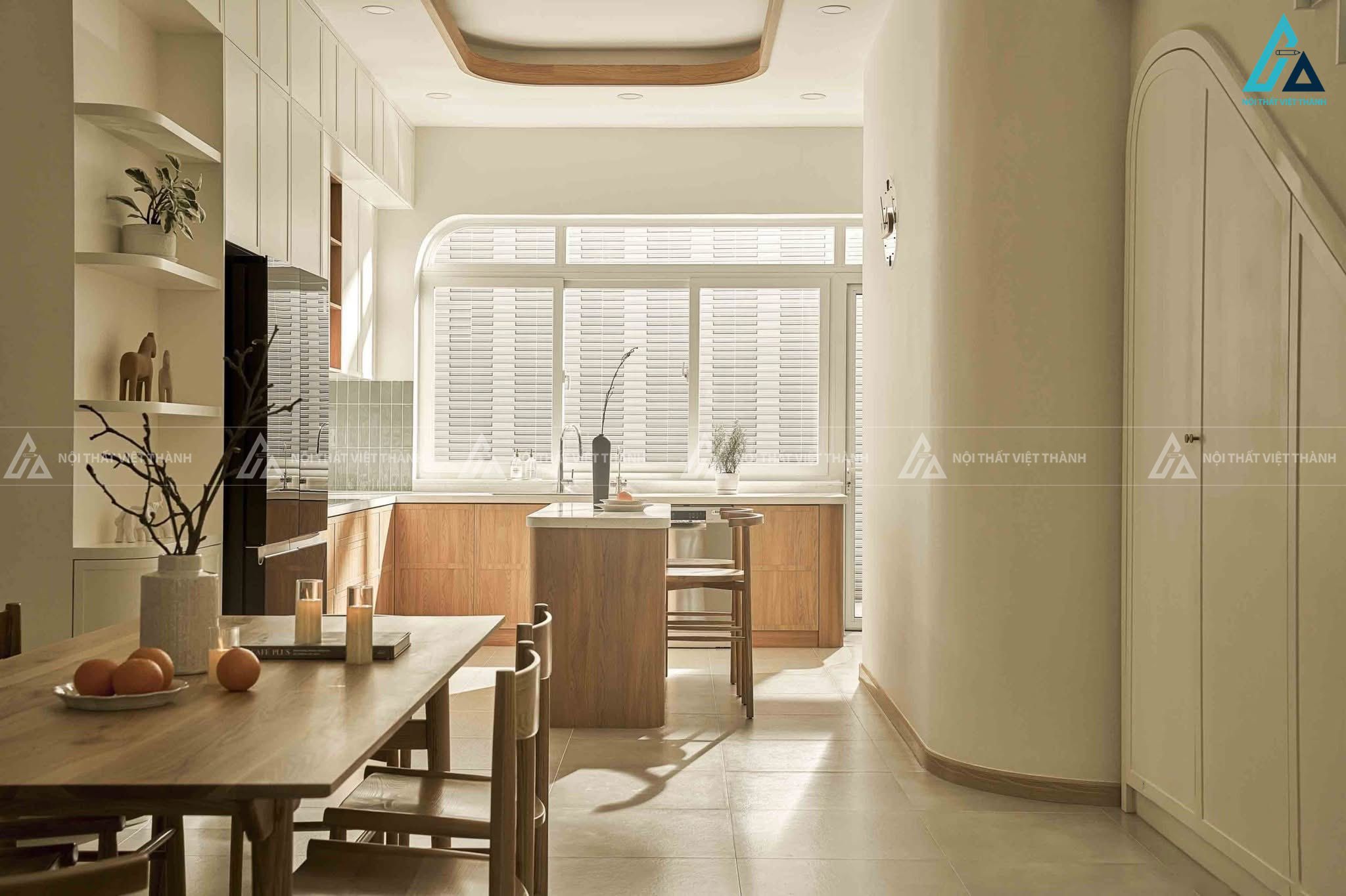 Mẫu thiết kế nội thất phòng bếp thanh lịch với tone trắng be