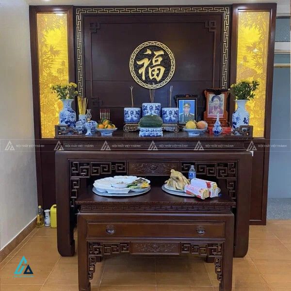 Bàn Thờ Gỗ Hiện Đại Thiết Kế Nhị Cấp Tích Hợp Vách Ốp Chữ Sang Trọng