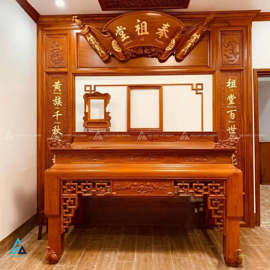 Bàn Thờ Gỗ Nhị Cấp Thiết Kế Chân Rùa Uy Nghi Kết Hợp Vách Ốp Câu Đối