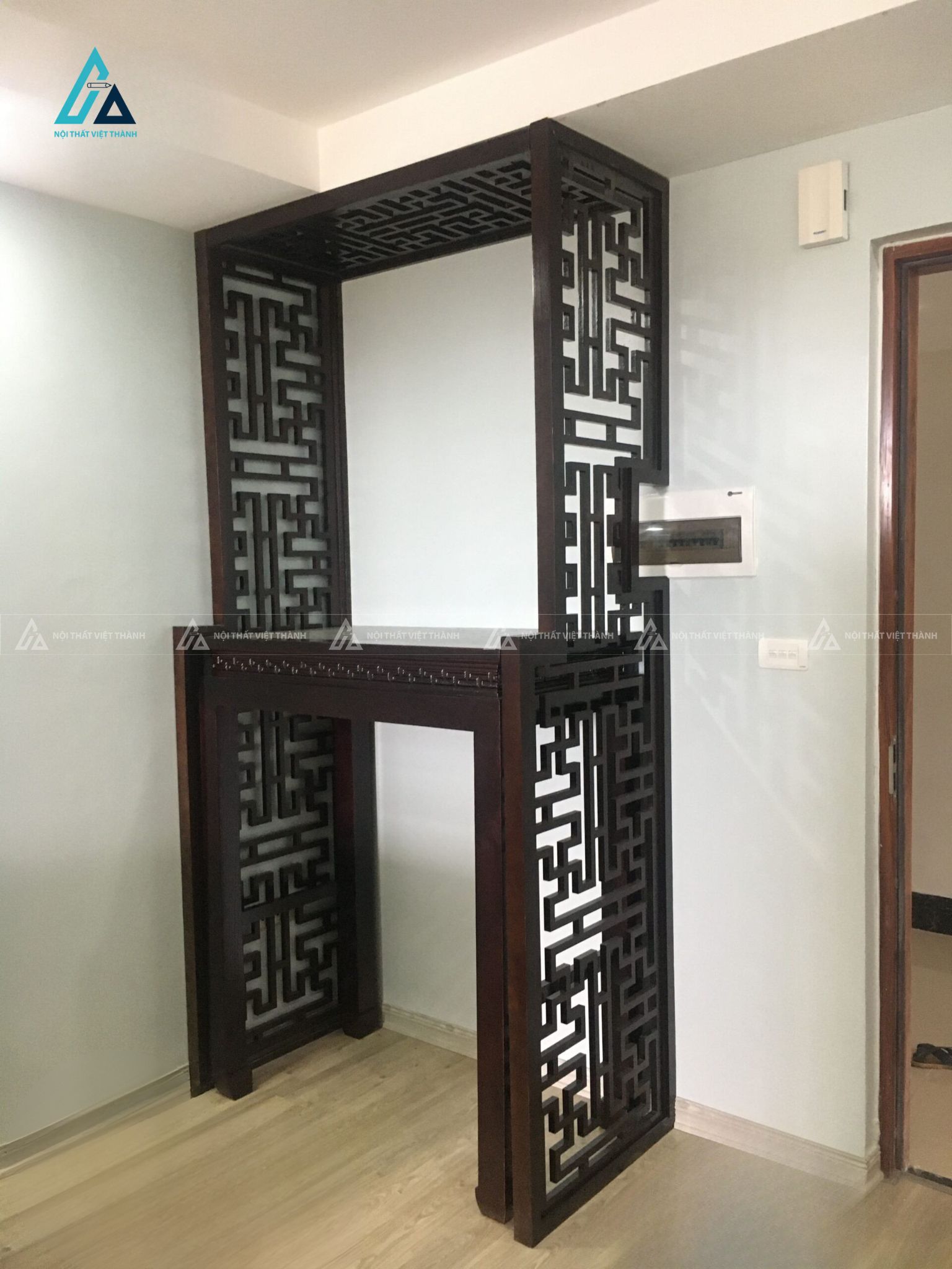 Mẫu Bàn Thờ Đứng Chung Cư Màu Nâu Đen Sang Trọng Tích Hợp Vách Ngăn