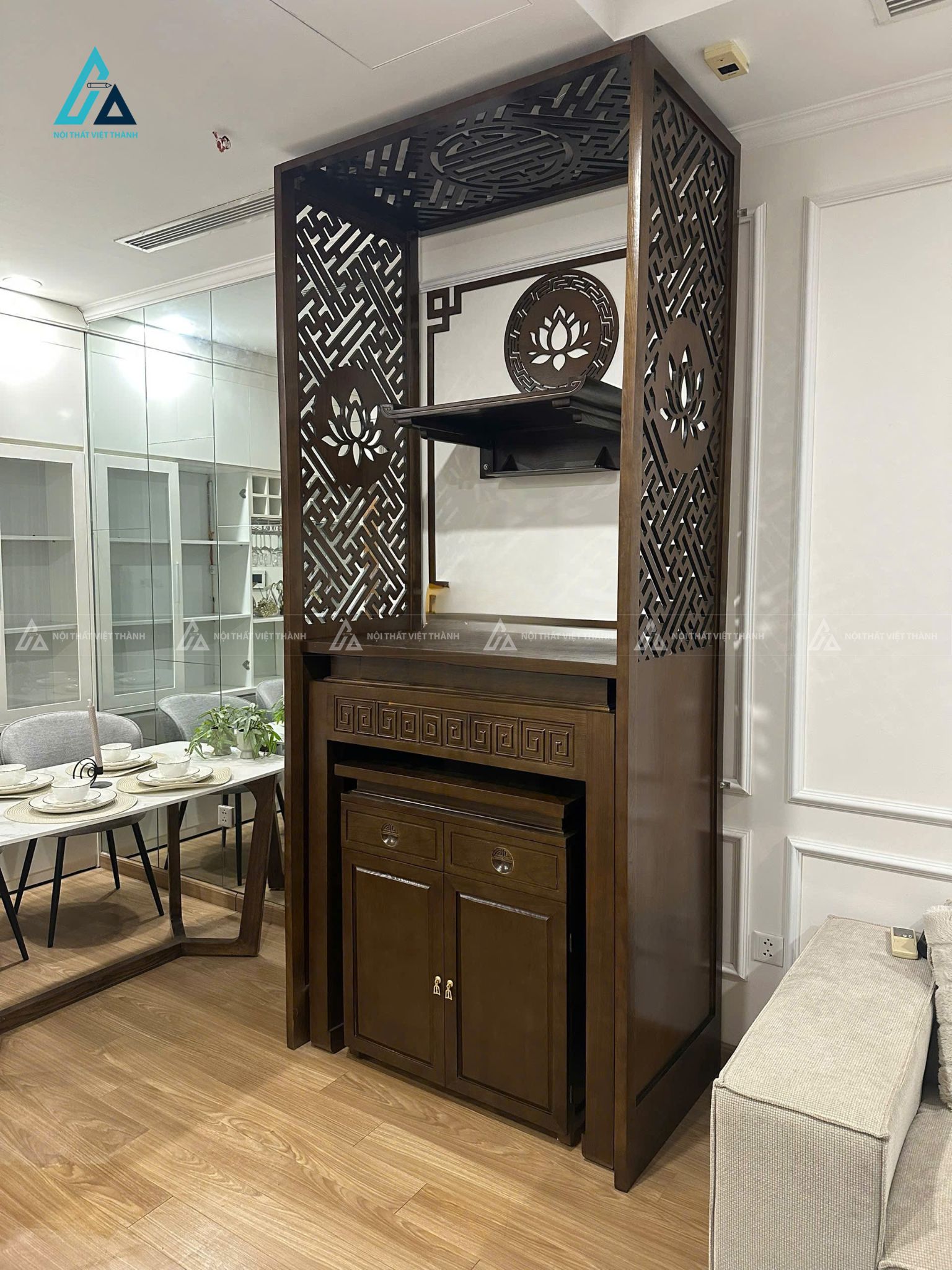 Mẫu Bàn Thờ Đứng Có Vách Ngăn Hoa Sen Tinh Xảo Cho Chung Cư 1