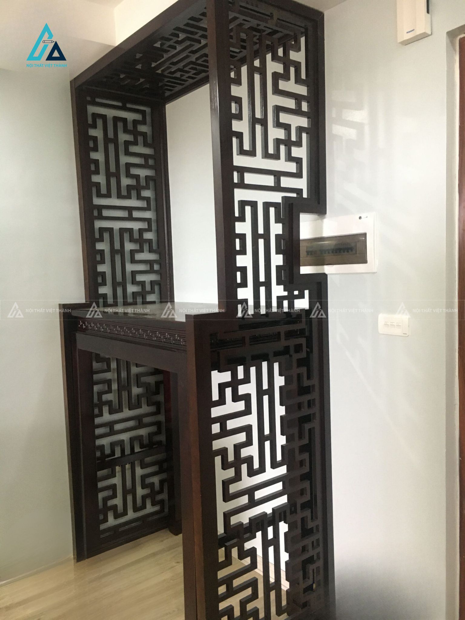 Mẫu Bàn Thờ Đứng Chung Cư Màu Nâu Đen Sang Trọng Tích Hợp Vách Ngăn 1