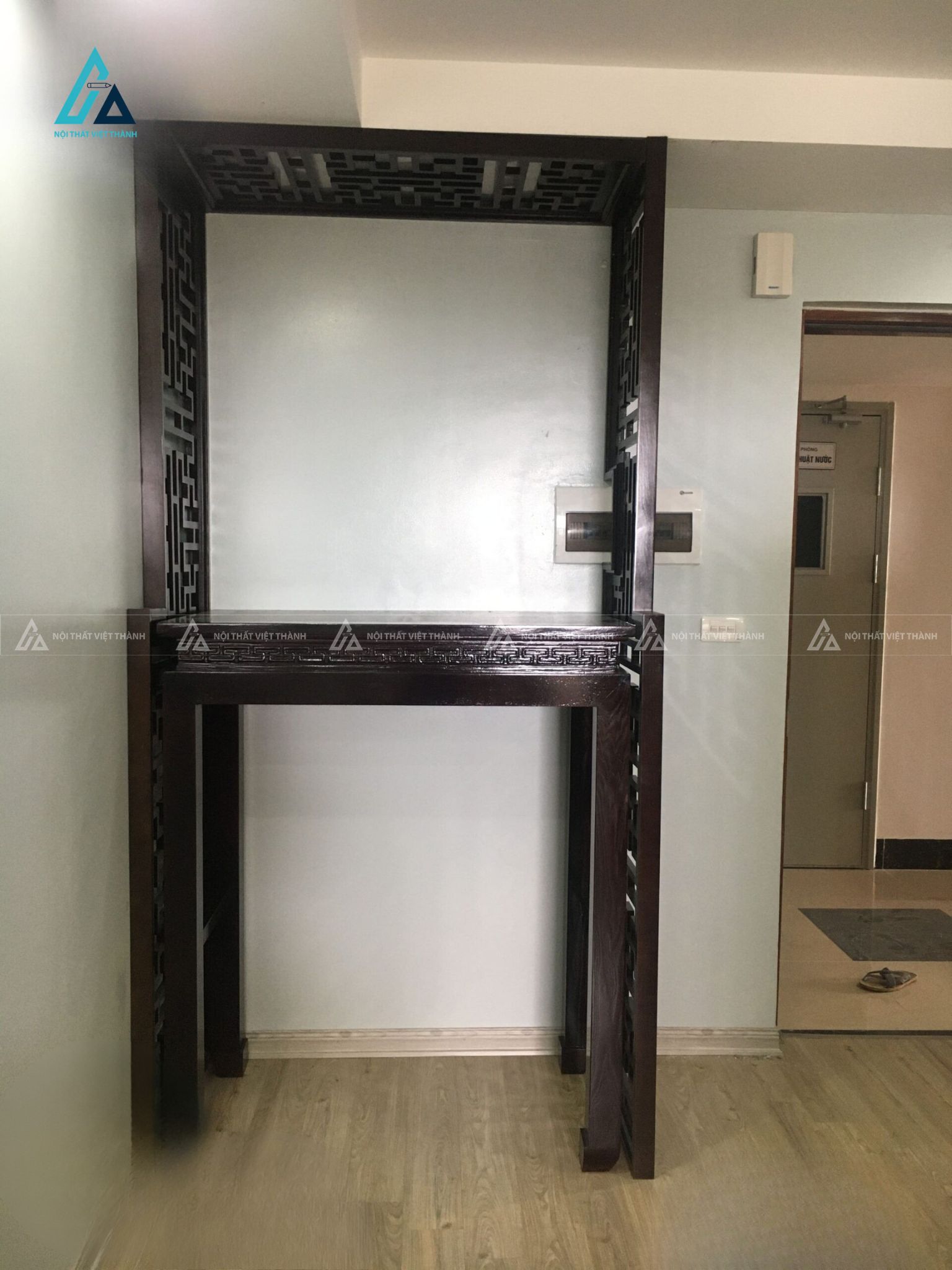 Mẫu Bàn Thờ Đứng Chung Cư Màu Nâu Đen Sang Trọng Tích Hợp Vách Ngăn 2