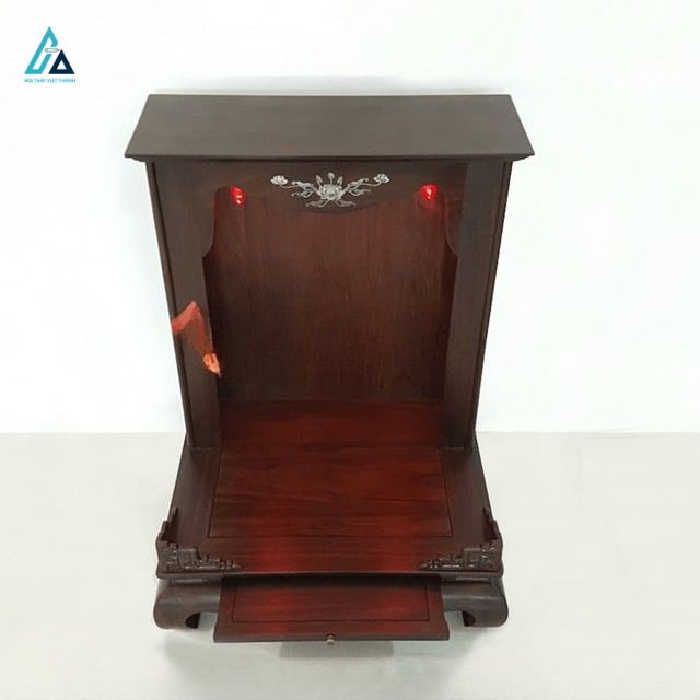 Bàn Thờ Thần Tài Khắc Câu Đối Tài Lộc Và Mâm Cúng Trượt