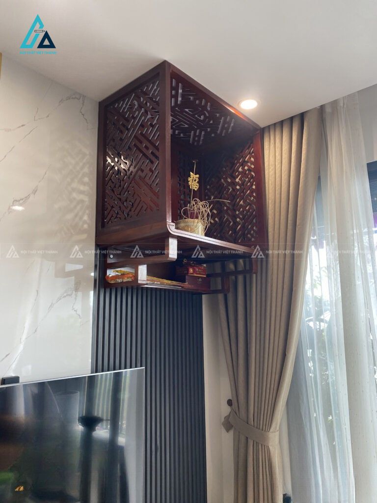 Bàn Thờ Treo Tường Chung Cư Có Vách Ngăn Và Rèm Hạt Phong Thủy 1