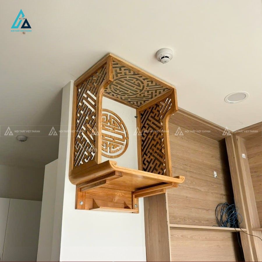 Bàn Thờ Treo Tường Nhỏ Cho Chung Cư Có Vách Ngăn Khắc Chữ