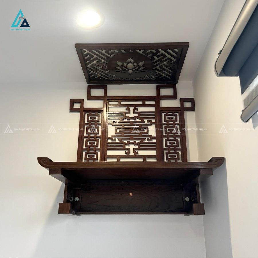 Bàn Thờ Treo Tường Chung Cư Có Vách Ốp Hậu Cắt Khắc Chữ Thọ Tinh Sảo 1