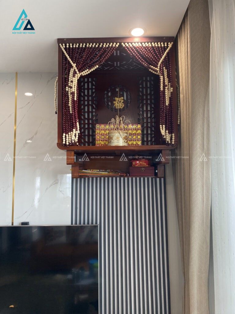 Bàn Thờ Treo Tường Chung Cư Có Vách Ngăn Và Rèm Hạt Phong Thủy