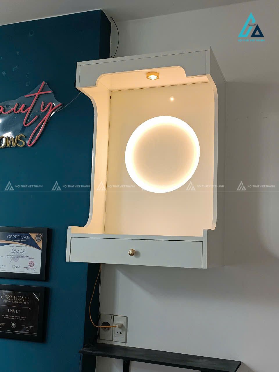 Bàn Thờ Treo Tường Có Vách Tủ Tích Hợp Đèn Led Hào Quang 3