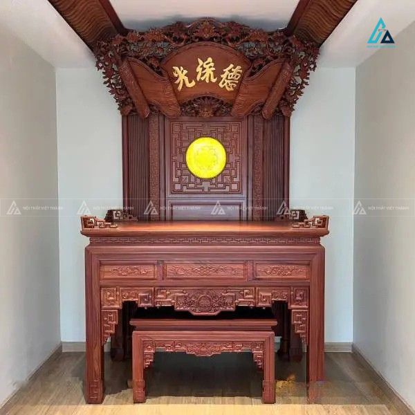 Bàn Thờ Gỗ Tự Nhiên Kết Hợp Vách Ốp Hậu Và Tranh Trúc Chỉ Cao Cấp
