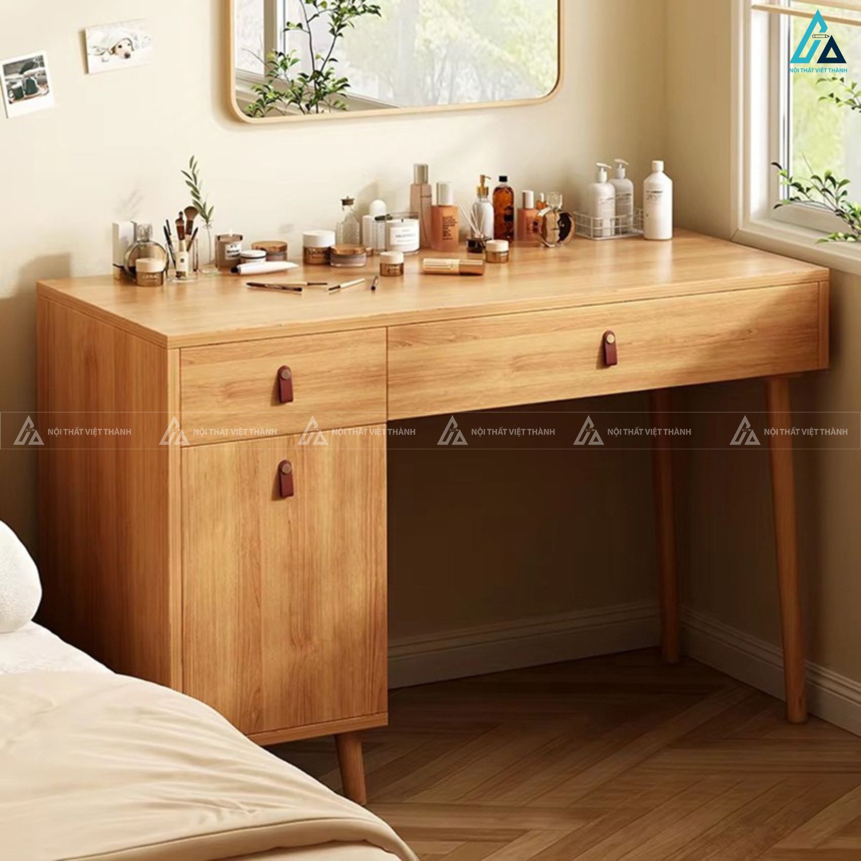 Bàn trang điểm thiết kế kệ tủ kín đáo kết hợp gương vòm tinh tế 1