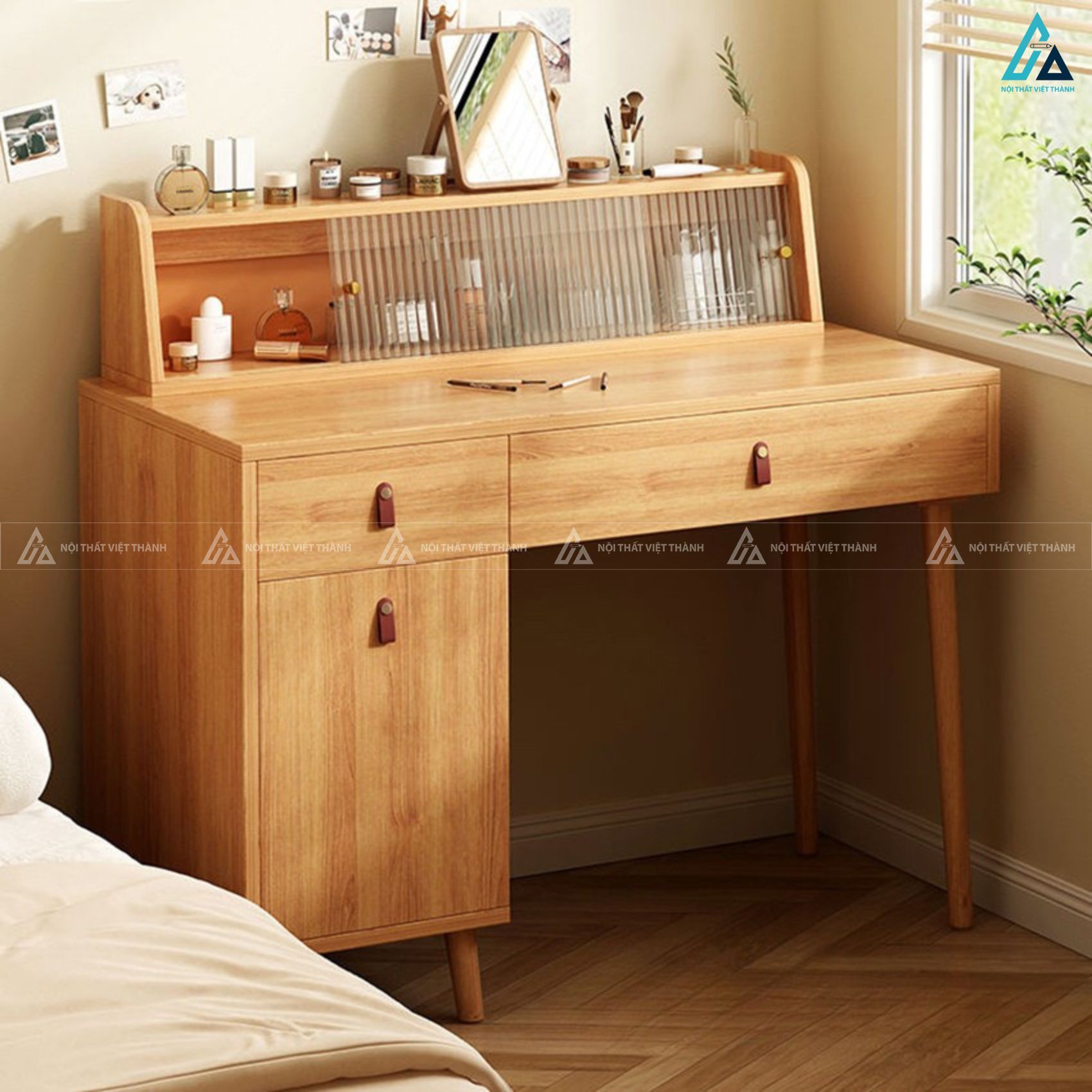 Bàn trang điểm thiết kế kệ tủ kín đáo kết hợp gương vòm tinh tế 2