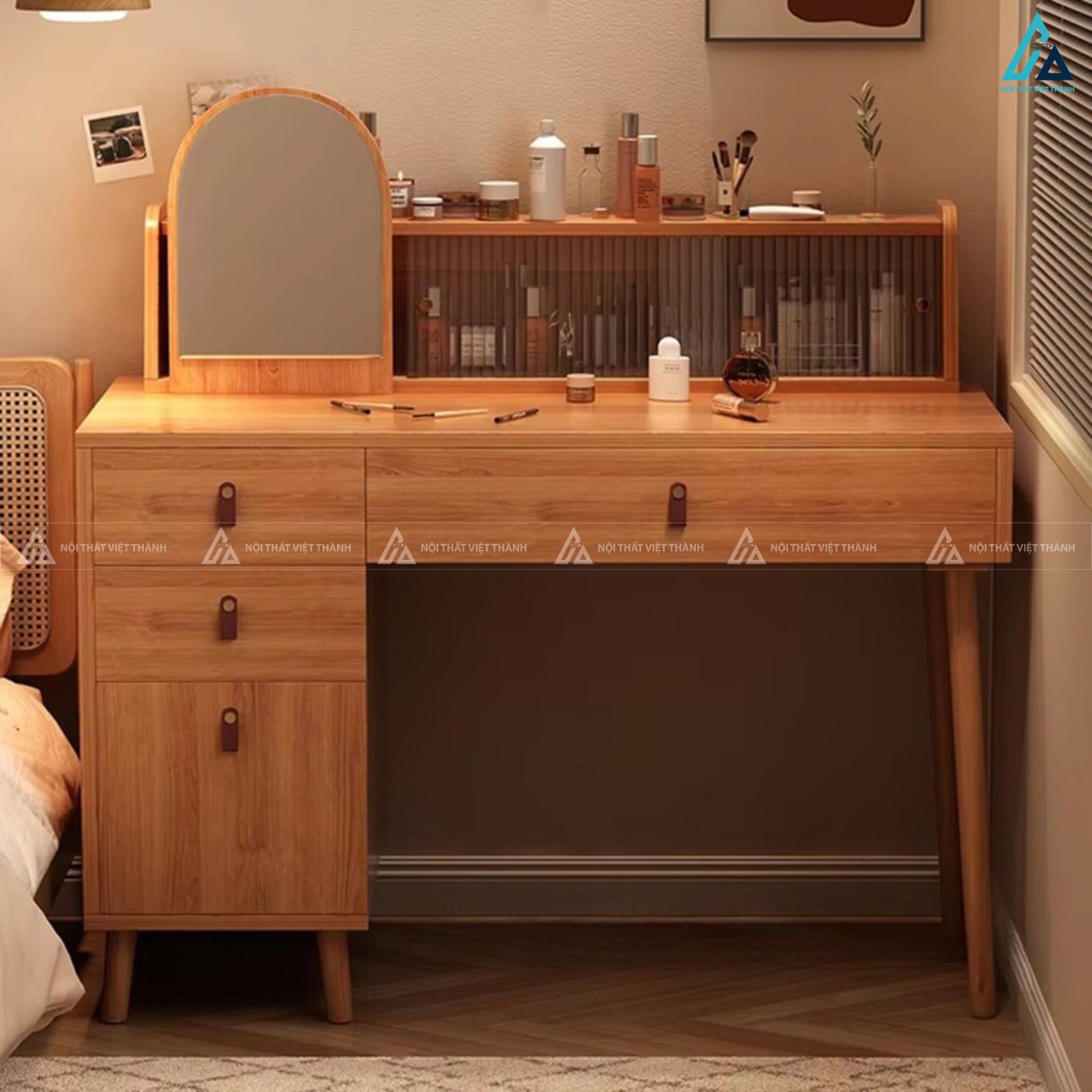 Bàn trang điểm thiết kế kệ tủ kín đáo kết hợp gương vòm tinh tế 4