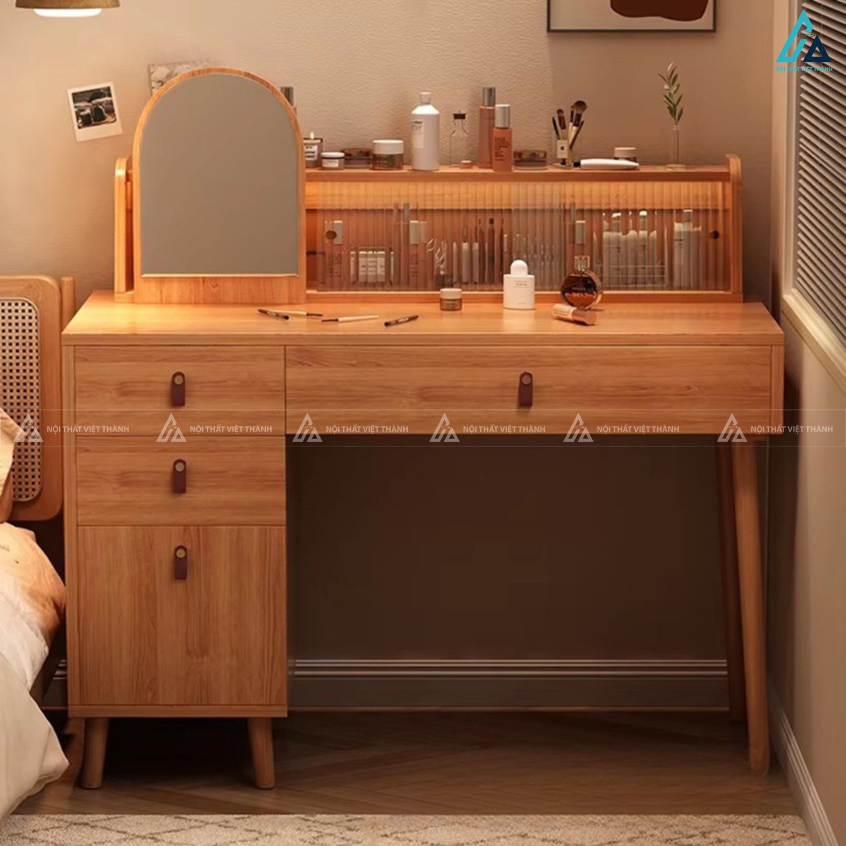 Bàn trang điểm thiết kế kệ tủ kín đáo kết hợp gương vòm tinh tế