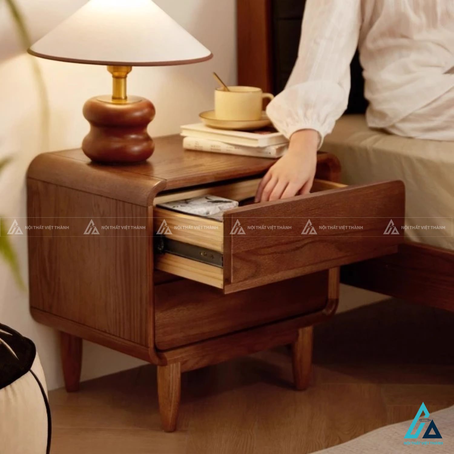 Combo giường ngủ đầu giường bọc da và kệ treo quần áo mở 2