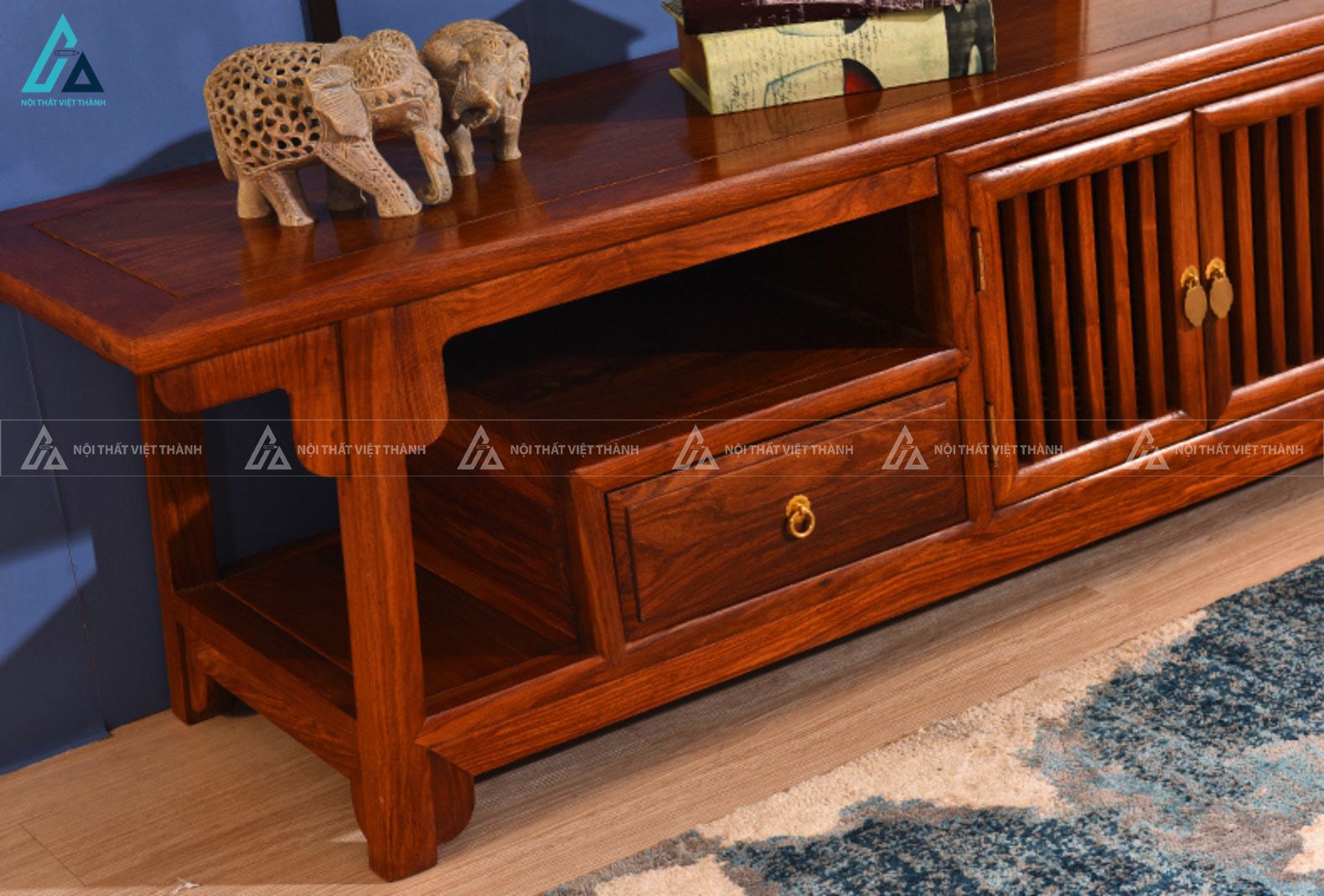 Kệ tivi gỗ tự nhiên thiết kế cánh nan truyền thống sang trọng 4