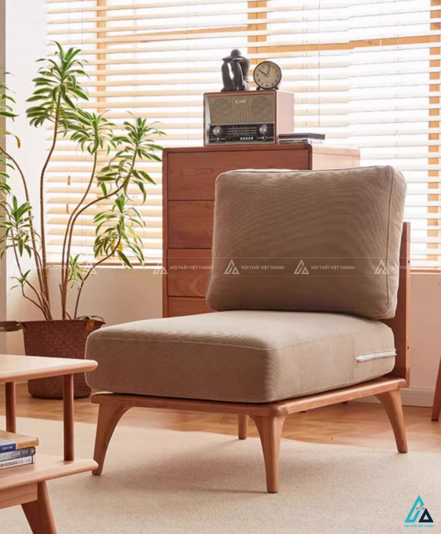 Sofa gỗ tích hợp hộc chứa đồ thông minh cho phòng khách gọn gàng 2