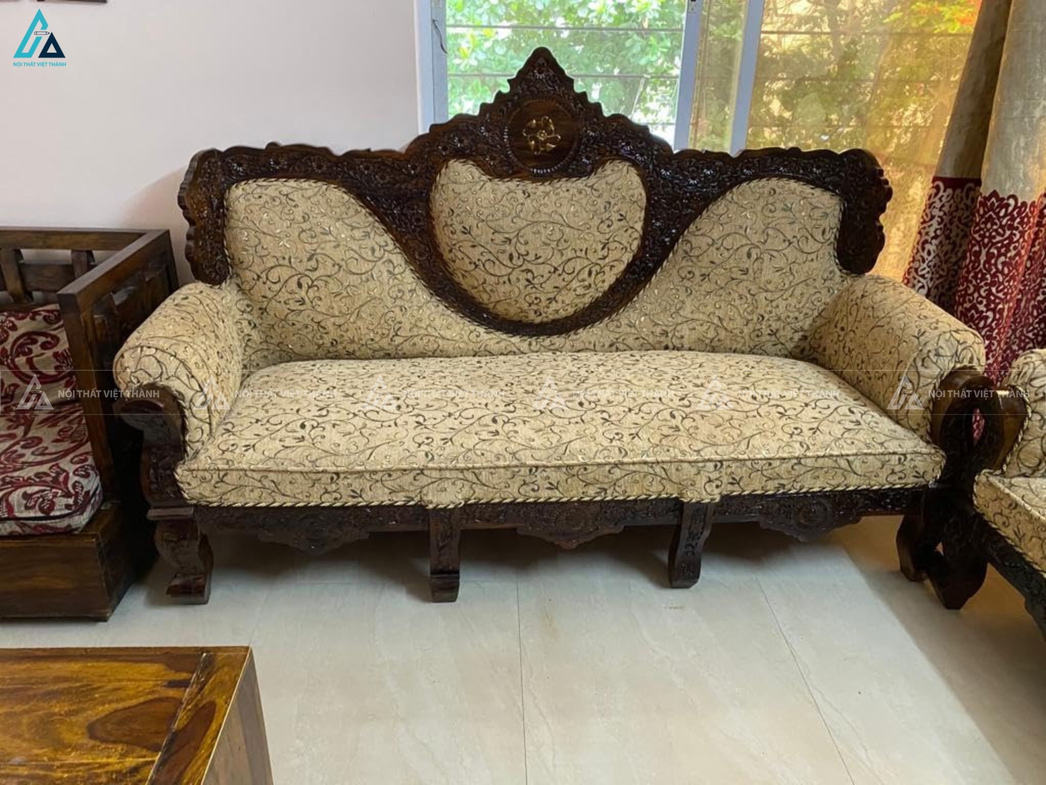 Bộ bàn ghế sofa gỗ sang trọng kiểu dáng cổ điển cho phòng khách 2