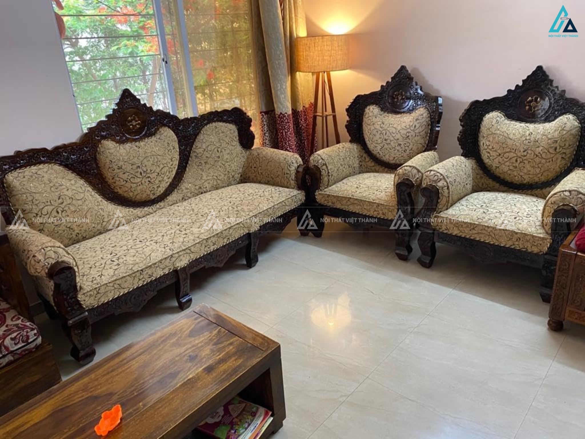 Bộ bàn ghế sofa gỗ sang trọng kiểu dáng cổ điển cho phòng khách