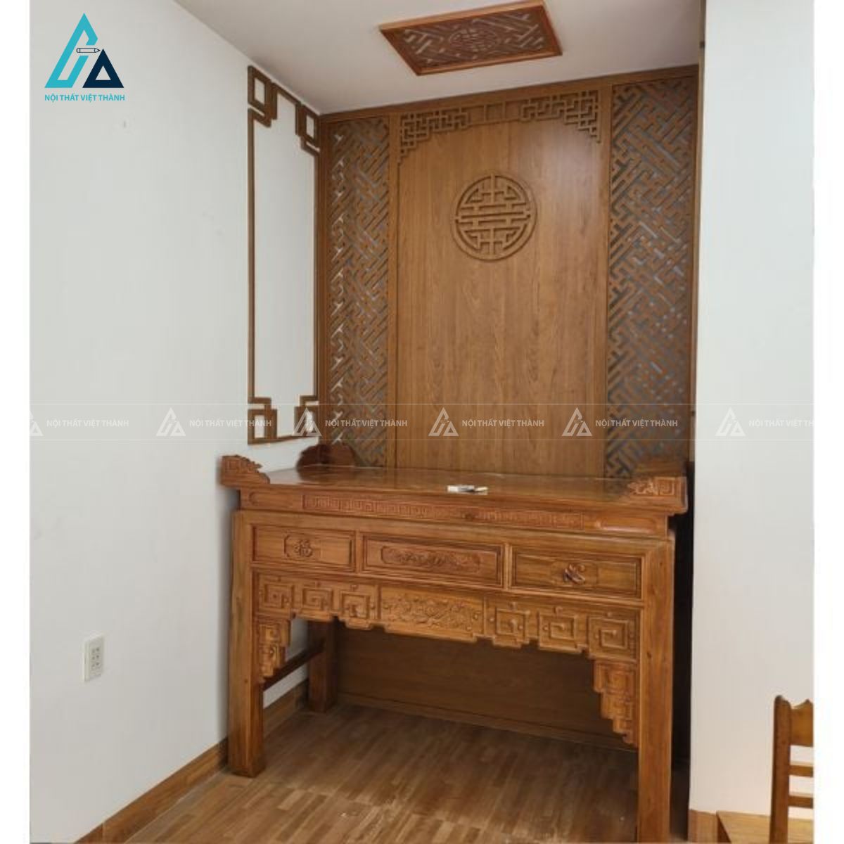 Vách Ốp Hậu Phòng Thờ Có Diềm Trần Chữ Vạn Trang Nghiêm 1