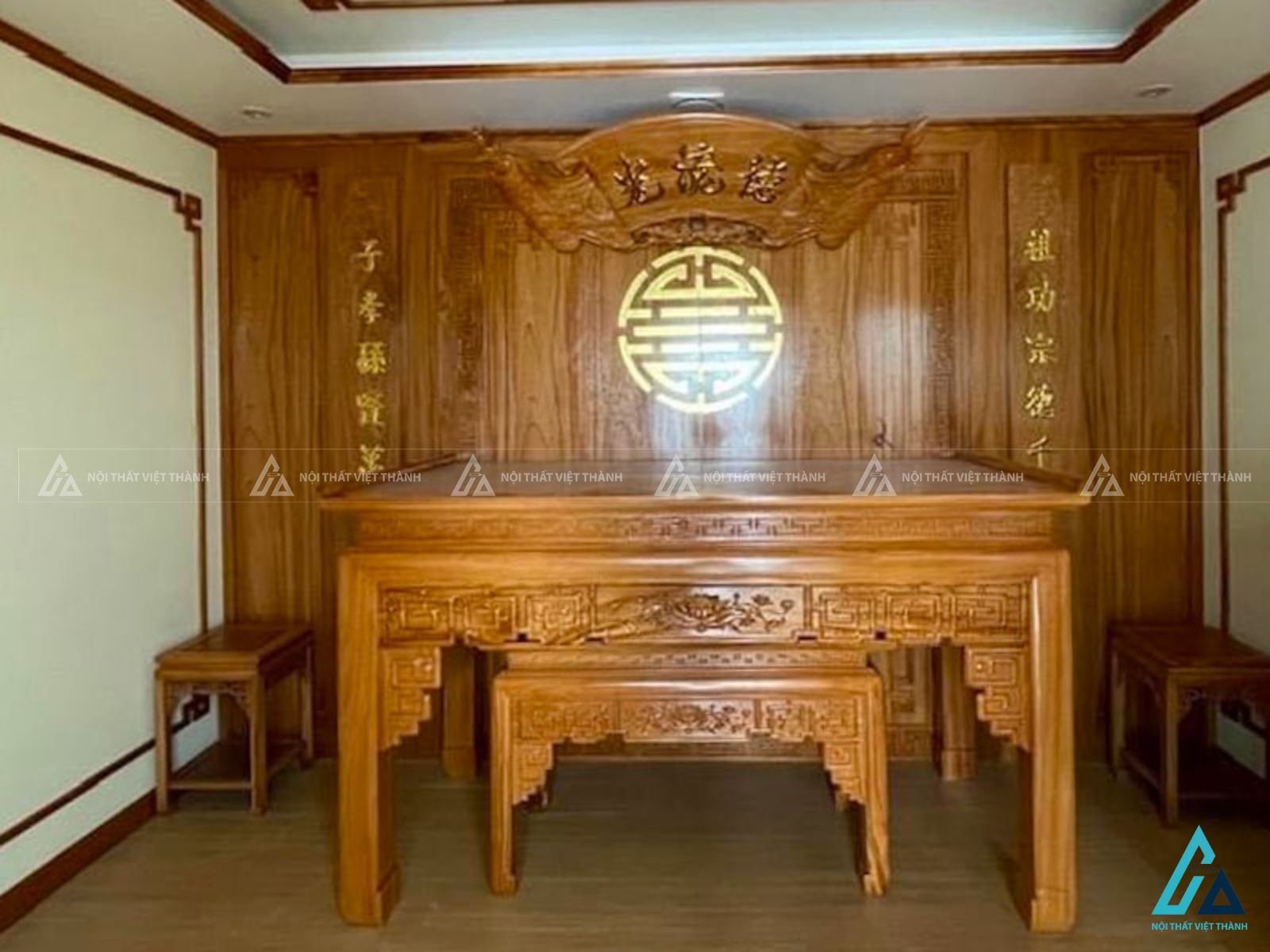 Vách Ngăn Phòng Thờ Dạng Tấm Ốp Hậu Kết Hợp Câu Đối Uy Nghi 1