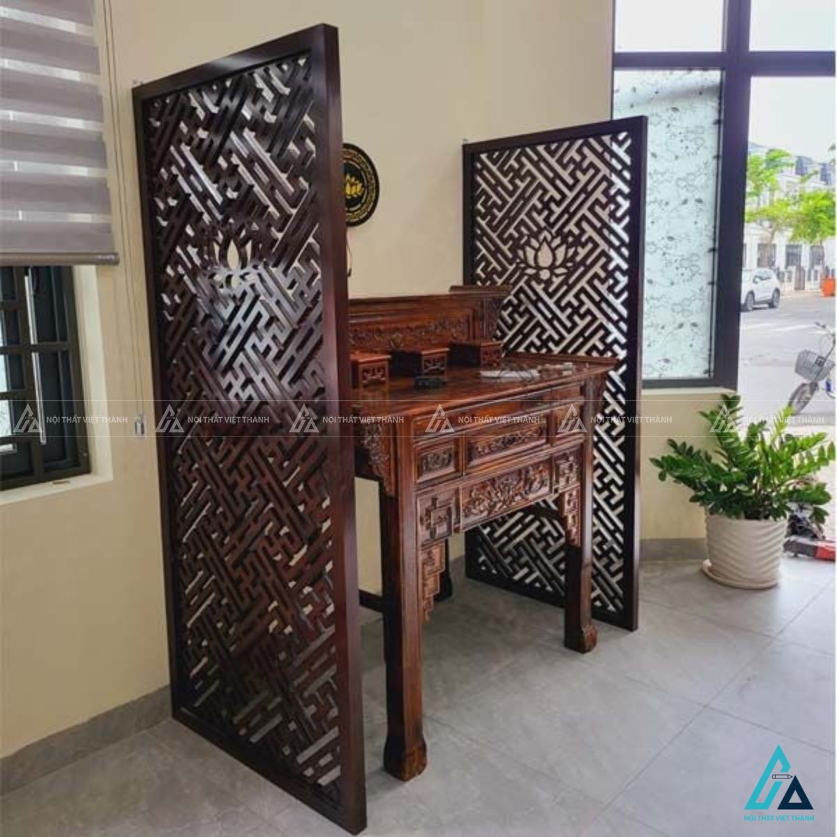 Vách Ngăn Phòng Thờ Đứng Hai Bên Họa Tiết Hoa Sen Tinh Tế
