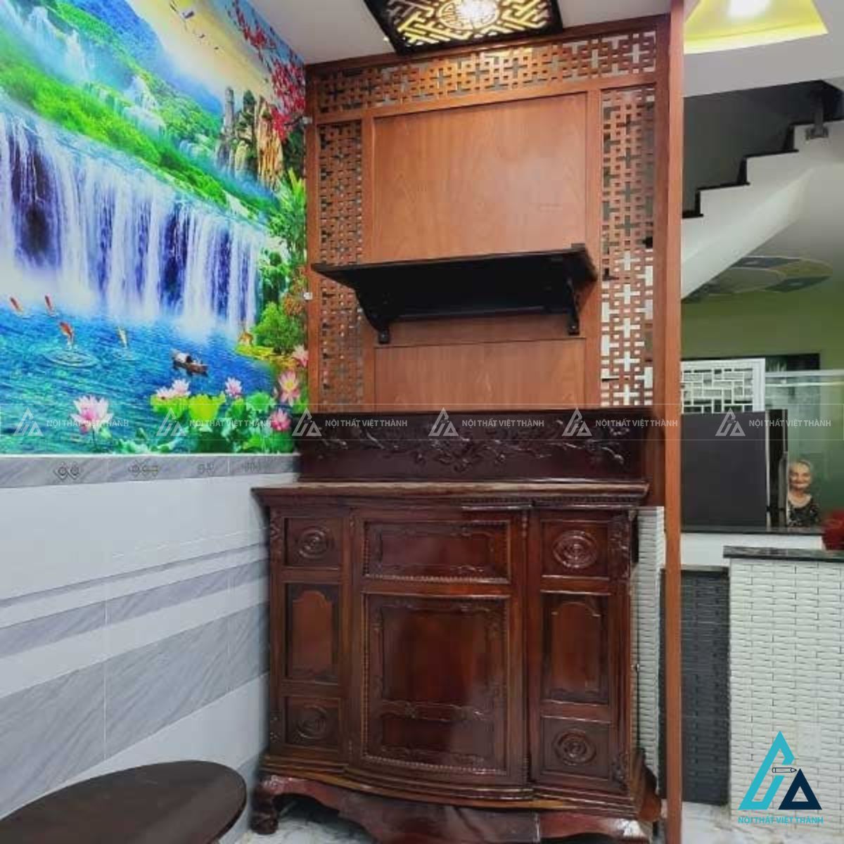 Vách Ốp Hậu Phòng Thờ Phối Chi Tiết Hoa Văn Hai Bên Sang Trọng