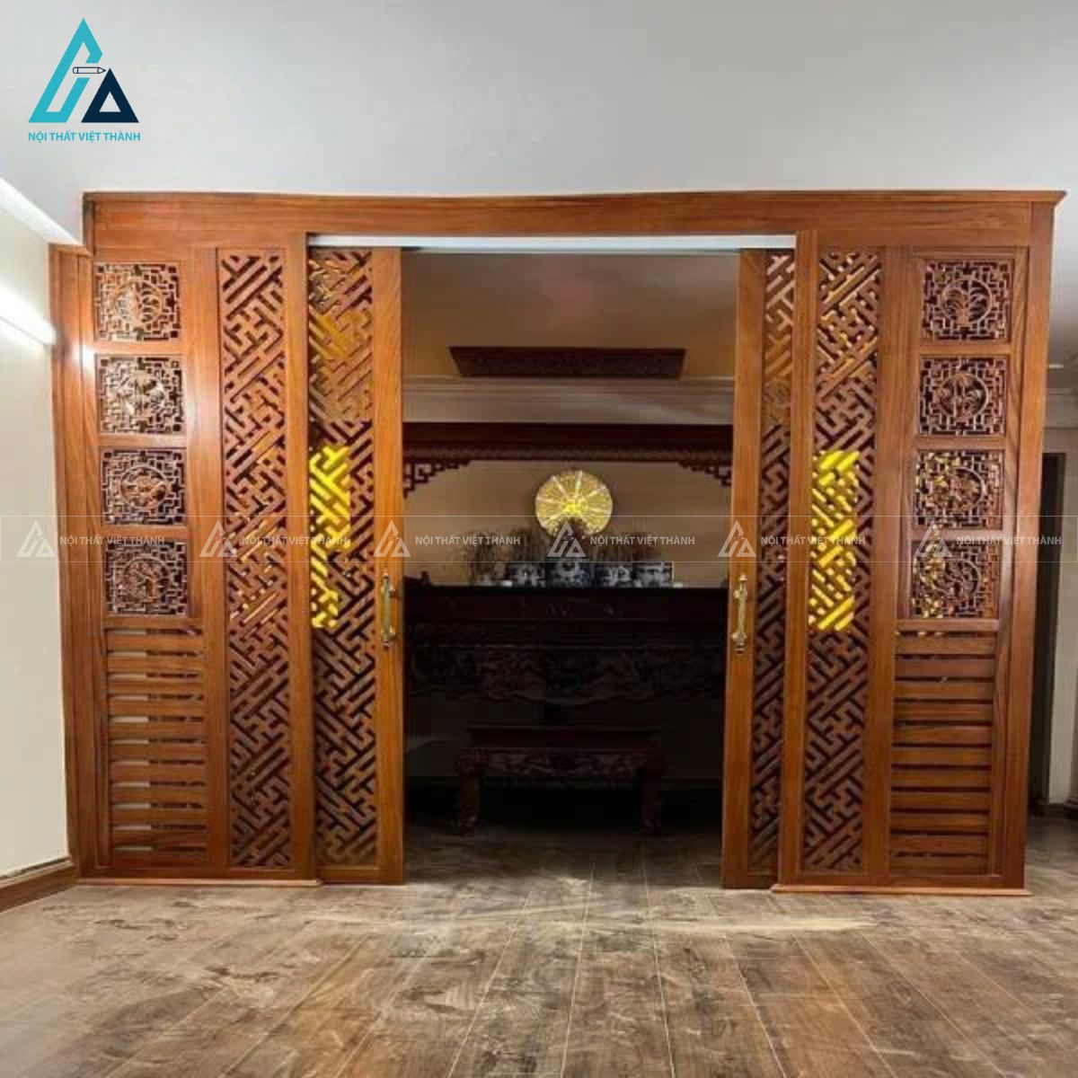 Vách Ngăn Phòng Thờ Dạng Cửa Lùa Bản Lớn Cách Biệt Sang Trọng