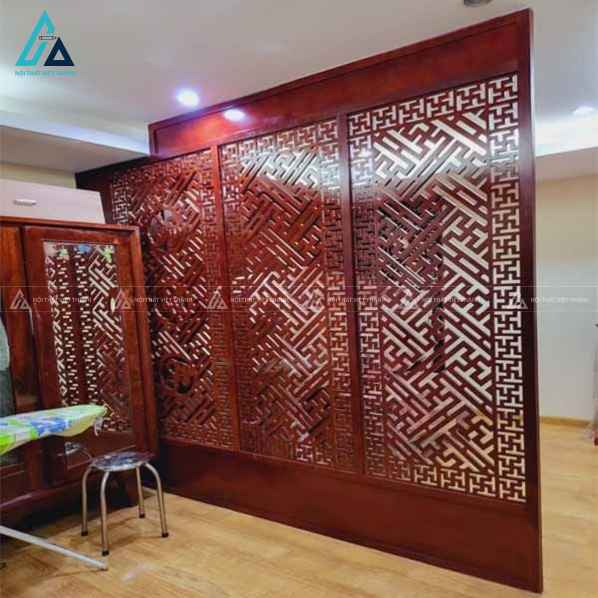Vách Ngăn Phòng Thờ CNC Bản Lớn Chữ Vạn Cách Điệu Phong Cách
