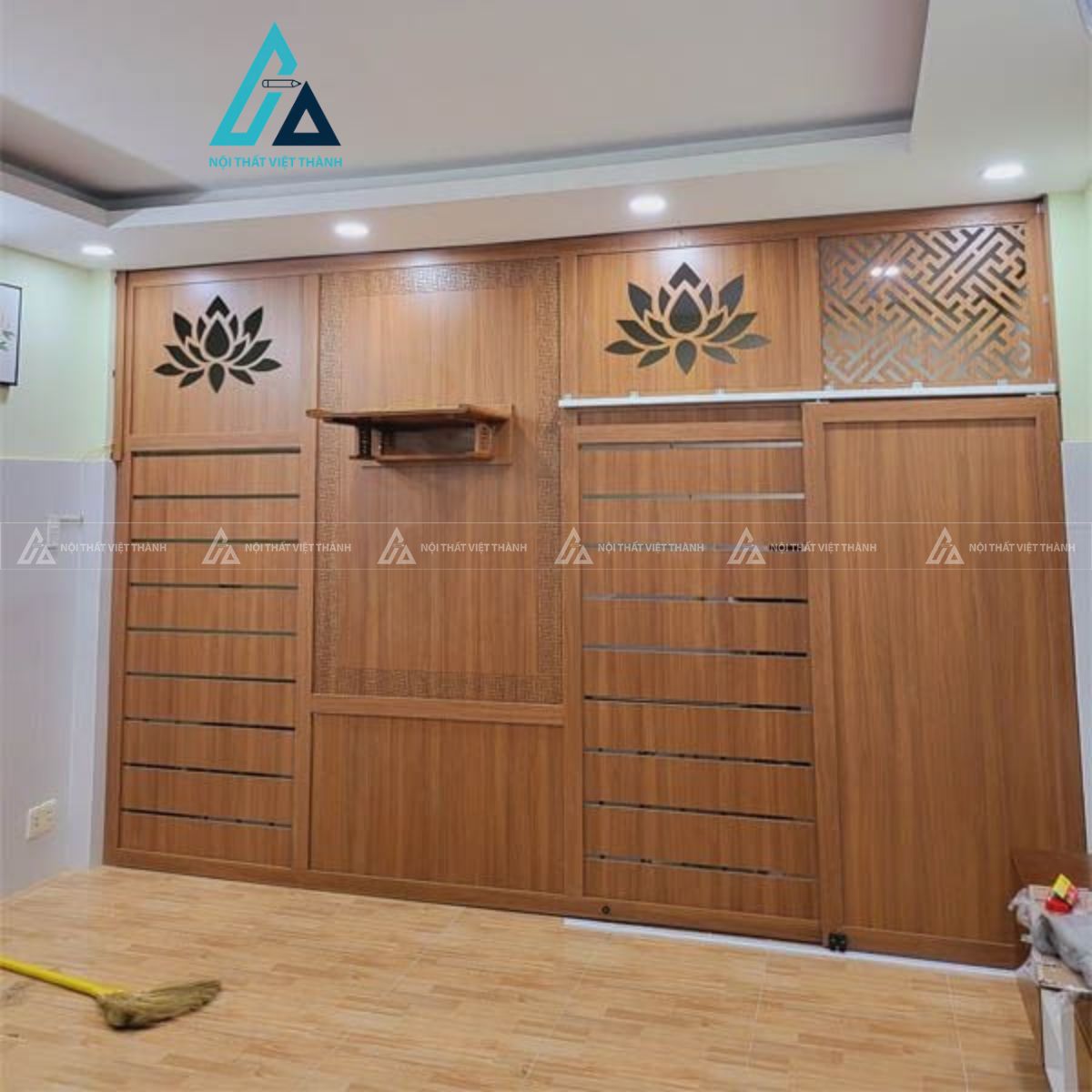 Vách Ngăn Phòng Thờ Cửa Lùa Tích Hợp Họa Tiết Hoa Sen Đẹp