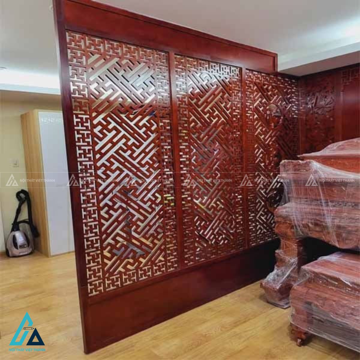 Vách Ngăn Phòng Thờ CNC Bản Lớn Chữ Vạn Cách Điệu Phong Cách 1