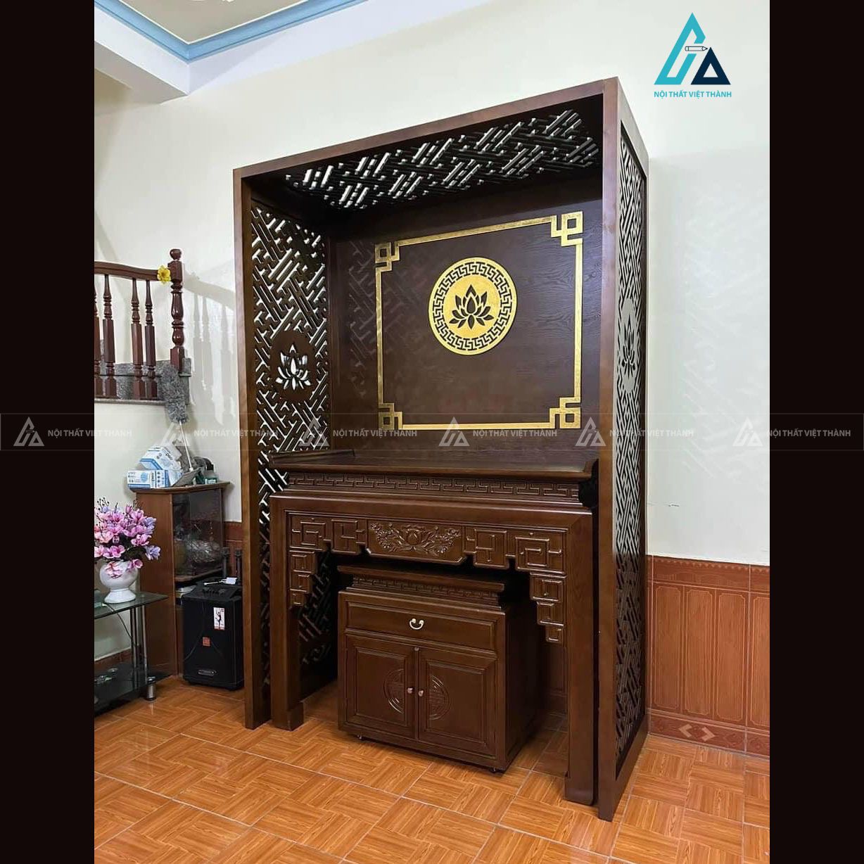 Vách Ốp Hậu Phòng Thờ Kết Hợp Trần Khung CNC Tạo Phòng Thờ Thu Nhỏ