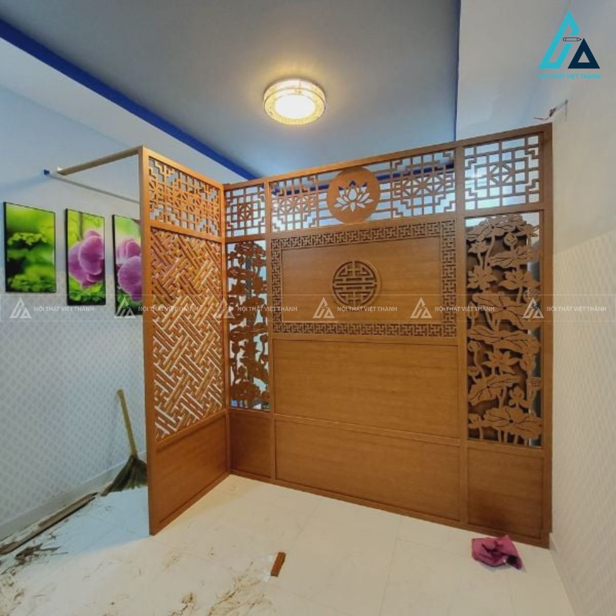 Vách Ngăn Phòng Thờ Chữ L Bản Lớn Kết Hợp Họa Tiết Sen Trúc