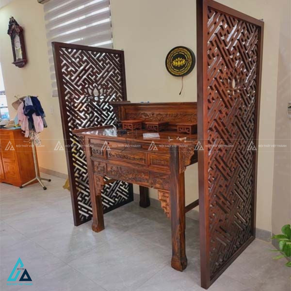 Vách Ngăn Phòng Thờ Đứng Hai Bên Họa Tiết Hoa Sen Tinh Tế 1