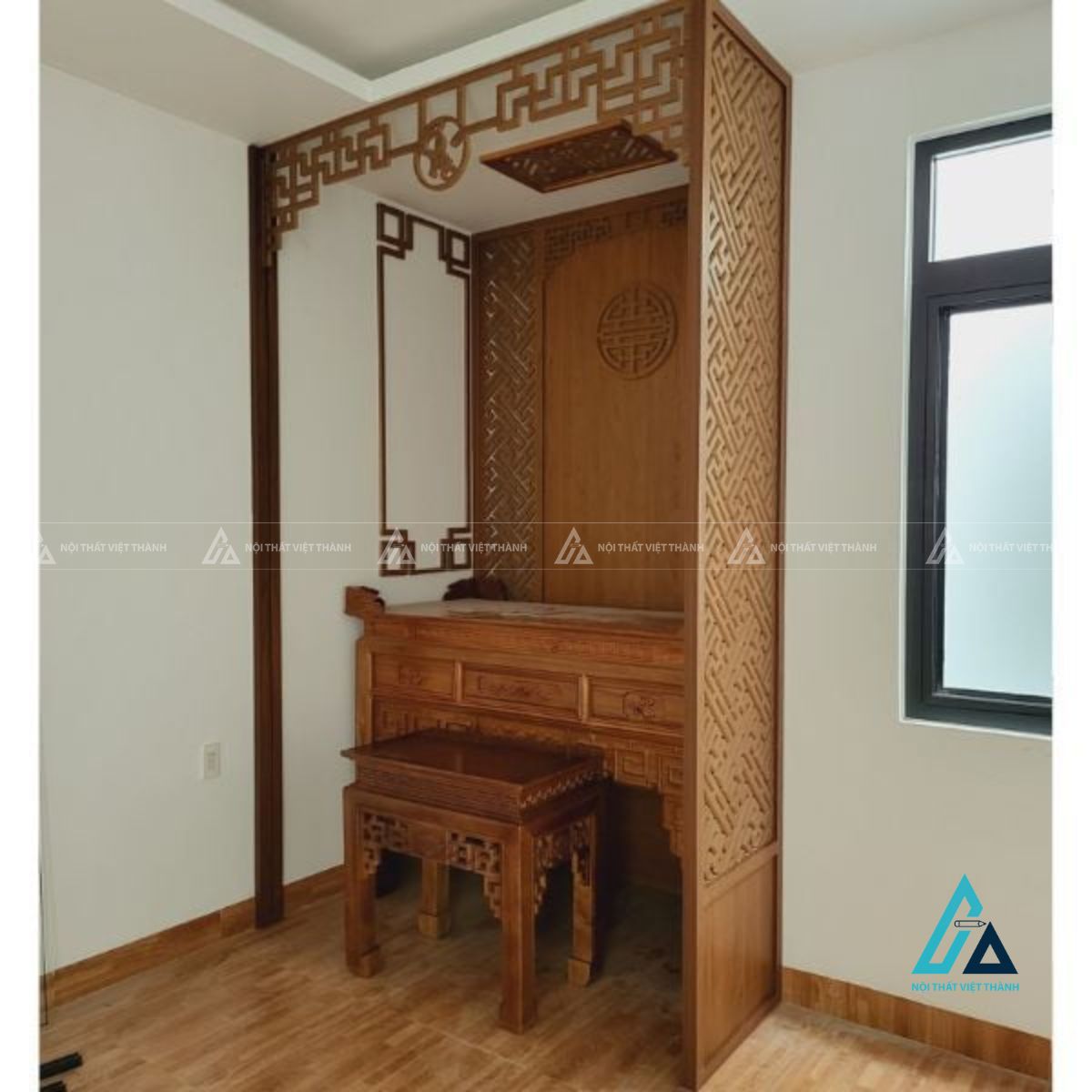 Vách Ốp Hậu Phòng Thờ Có Diềm Trần Chữ Vạn Trang Nghiêm 2