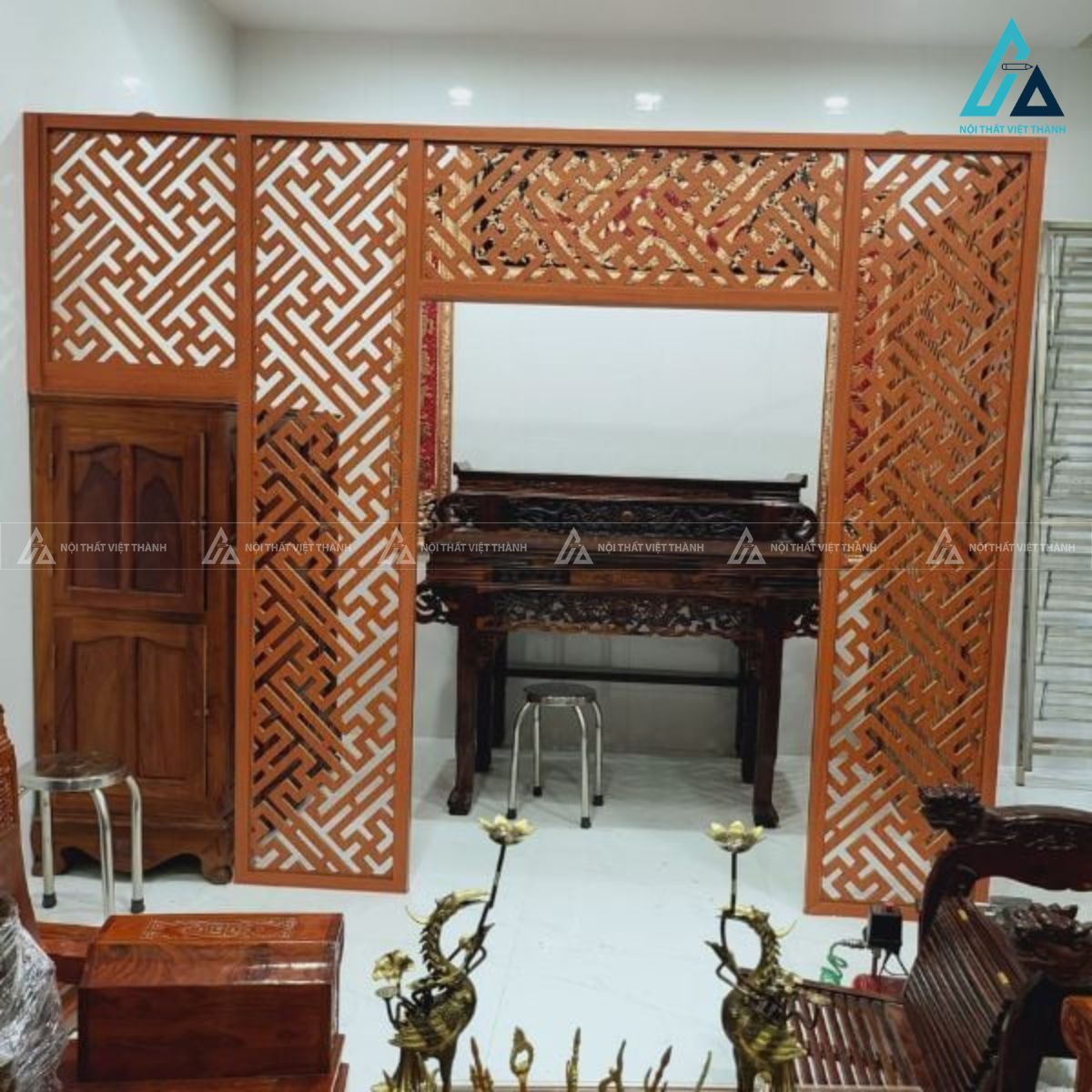 Vách Ngăn Phòng Thờ Chữ Vạn CNC Tạo Không Gian Riêng Biệt