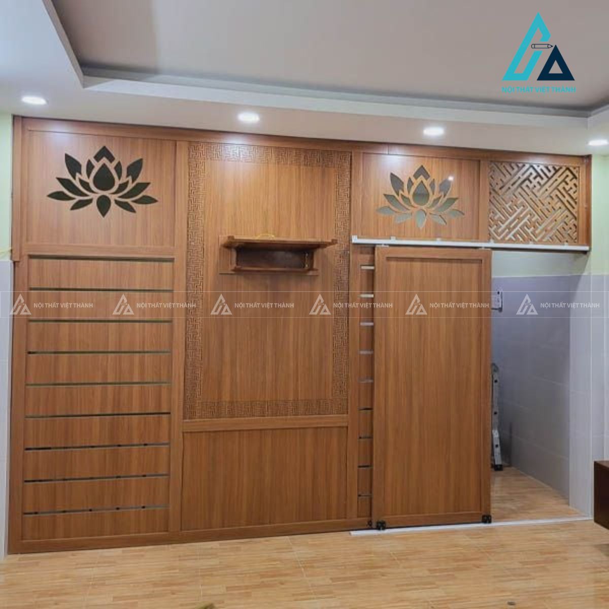 Vách Ngăn Phòng Thờ Cửa Lùa Tích Hợp Họa Tiết Hoa Sen Đẹp 1