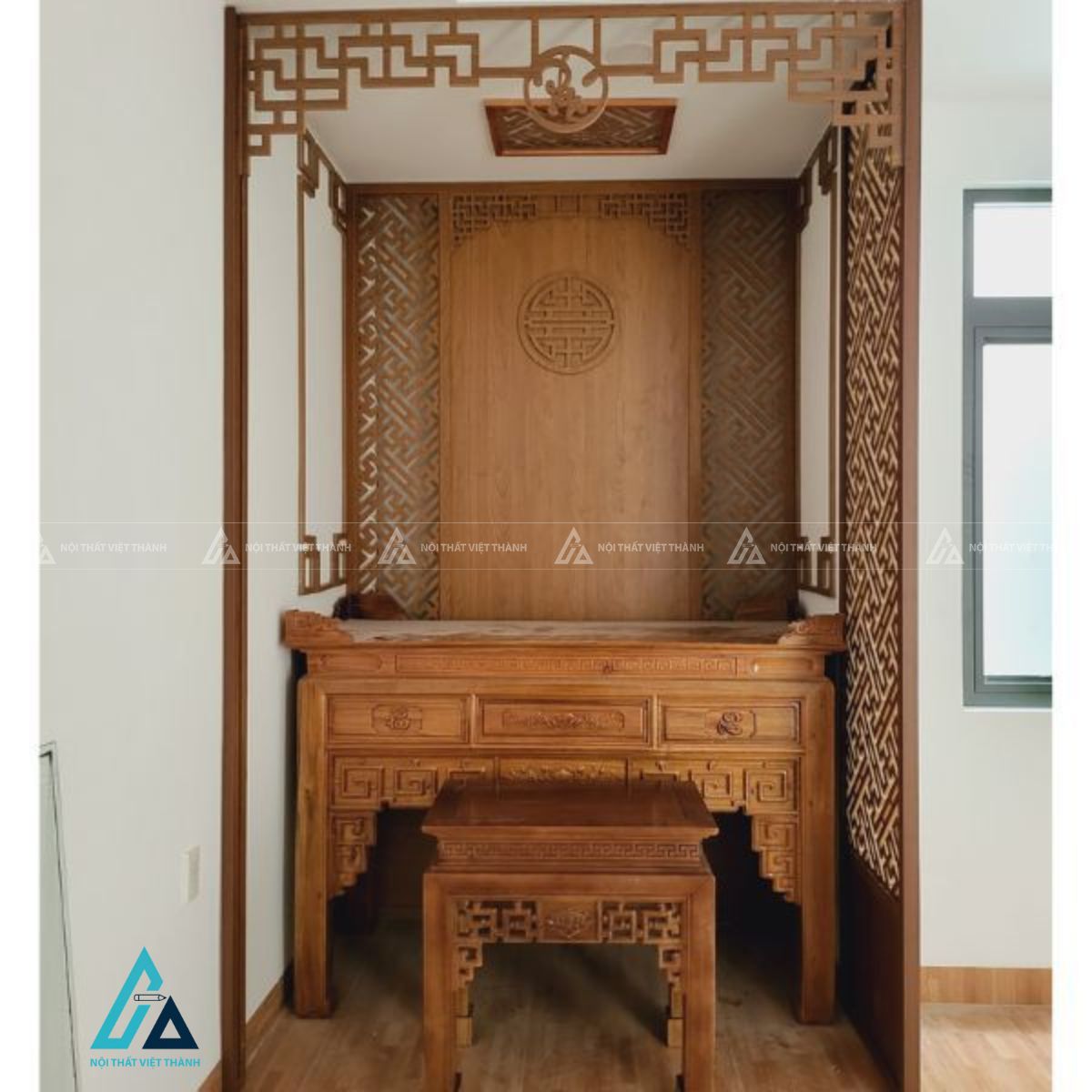 Vách Ốp Hậu Phòng Thờ Có Diềm Trần Chữ Vạn Trang Nghiêm