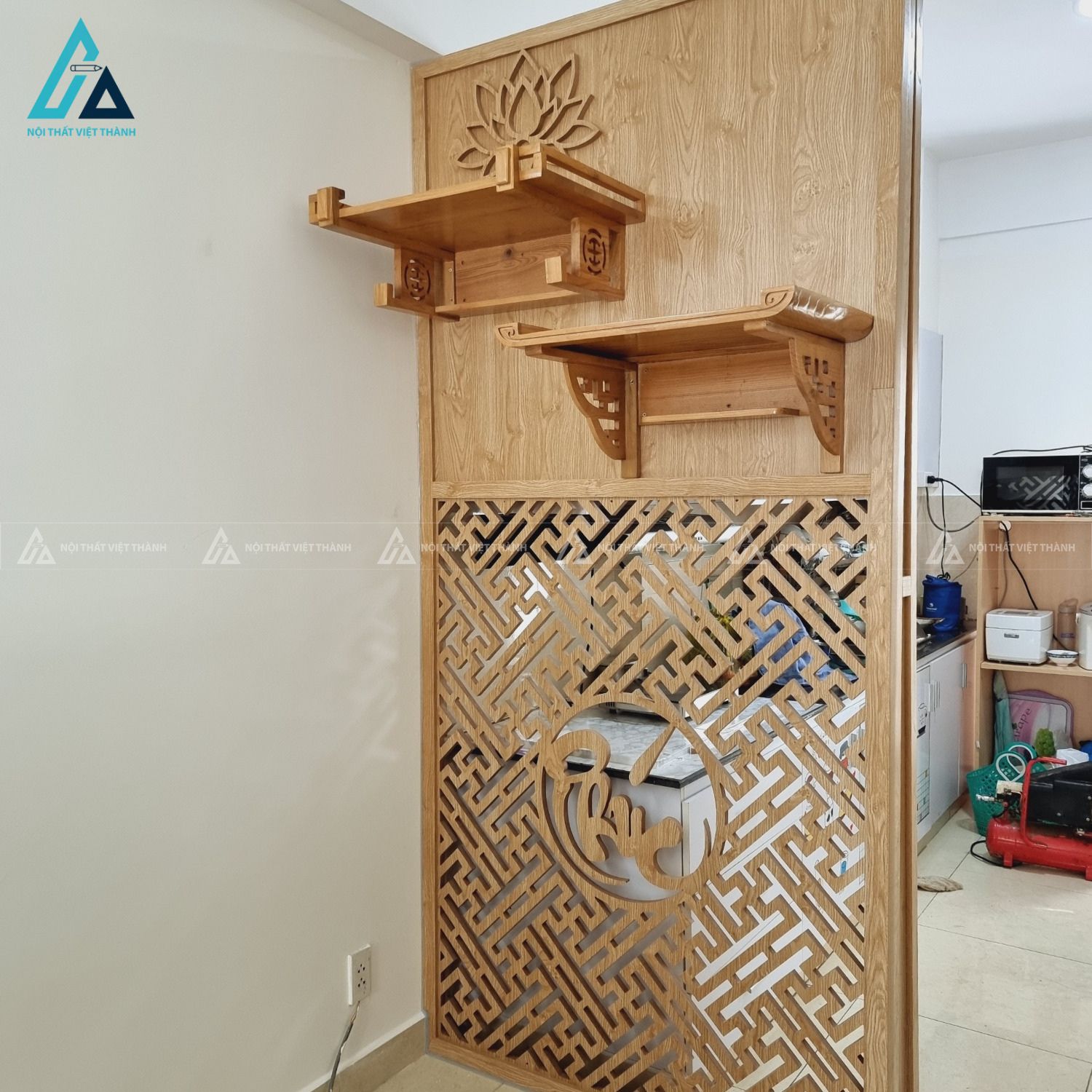 Vách Ngăn Phòng Thờ Kịch Trần Tích Hợp Bàn Thờ Treo Tường Hai Cấp