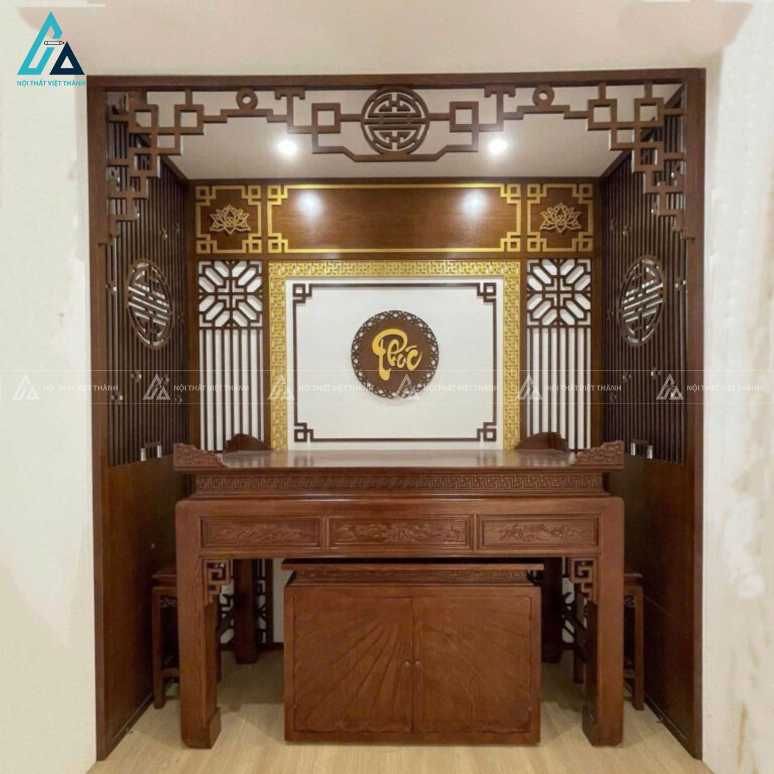Hệ Vách Ngăn Phòng Thờ CNC Kết Hợp Nan Gỗ Đứng Phào Chỉ Vàng