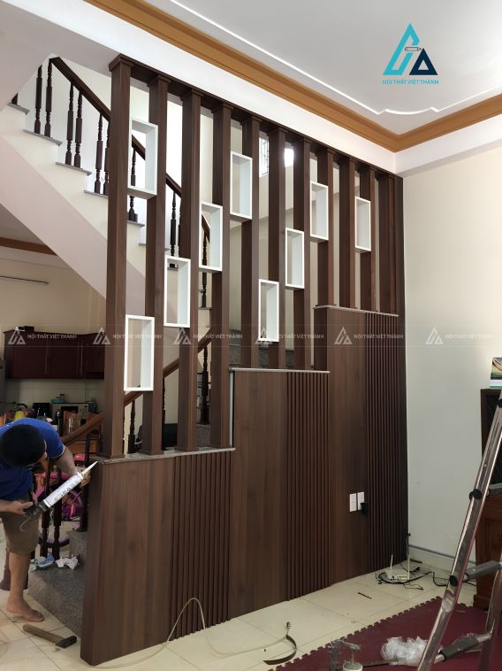 Vách ngăn trang trí cầu thang tam cấp kết hợp lam gỗ hiện đại 1