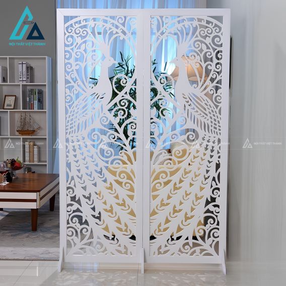 Vách ngăn bình phong cắt hoa văn chim công trang trí phòng khách 1