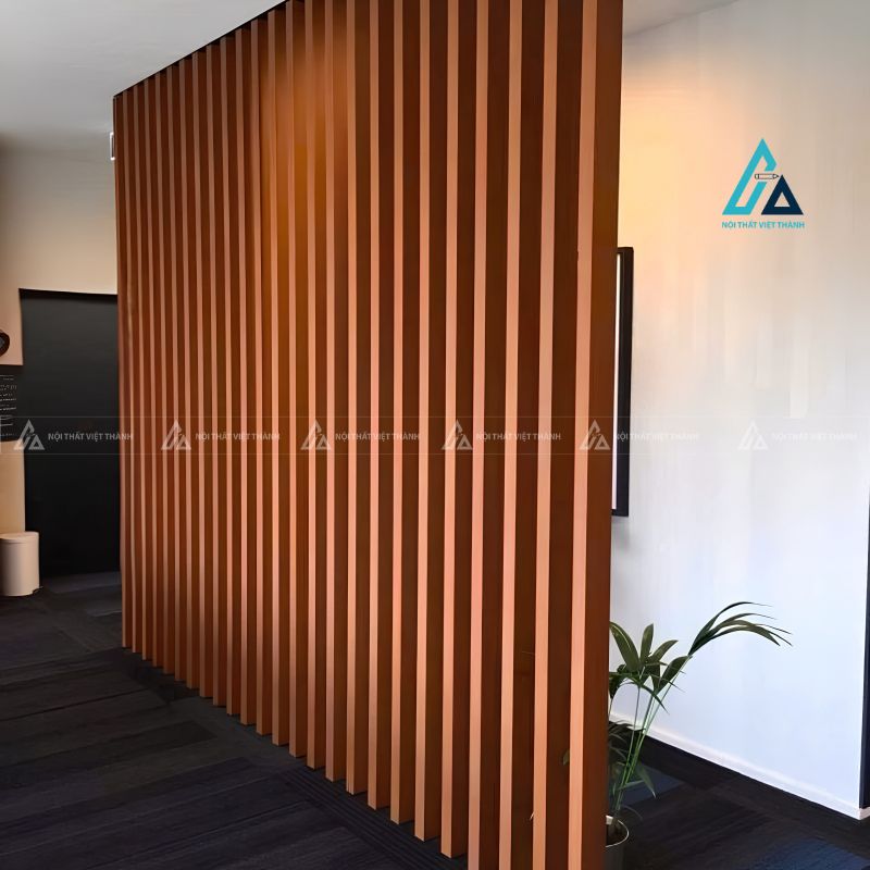 Vách ngăn phòng khách dạng lam gỗ kịch trần tối giản